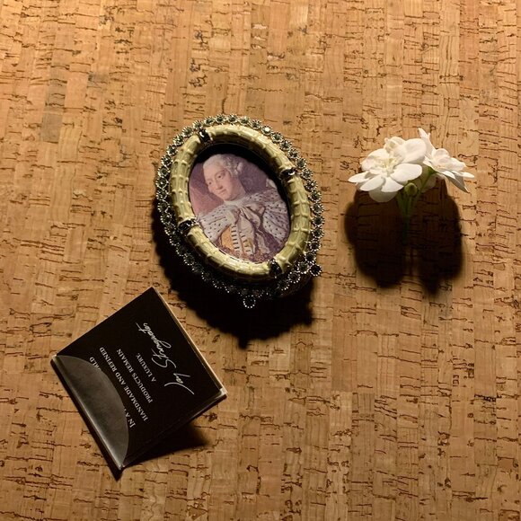 Jay Strongwater opalescent white oval frame with brilliant Swarovski chrystals - Picture 10 of 14